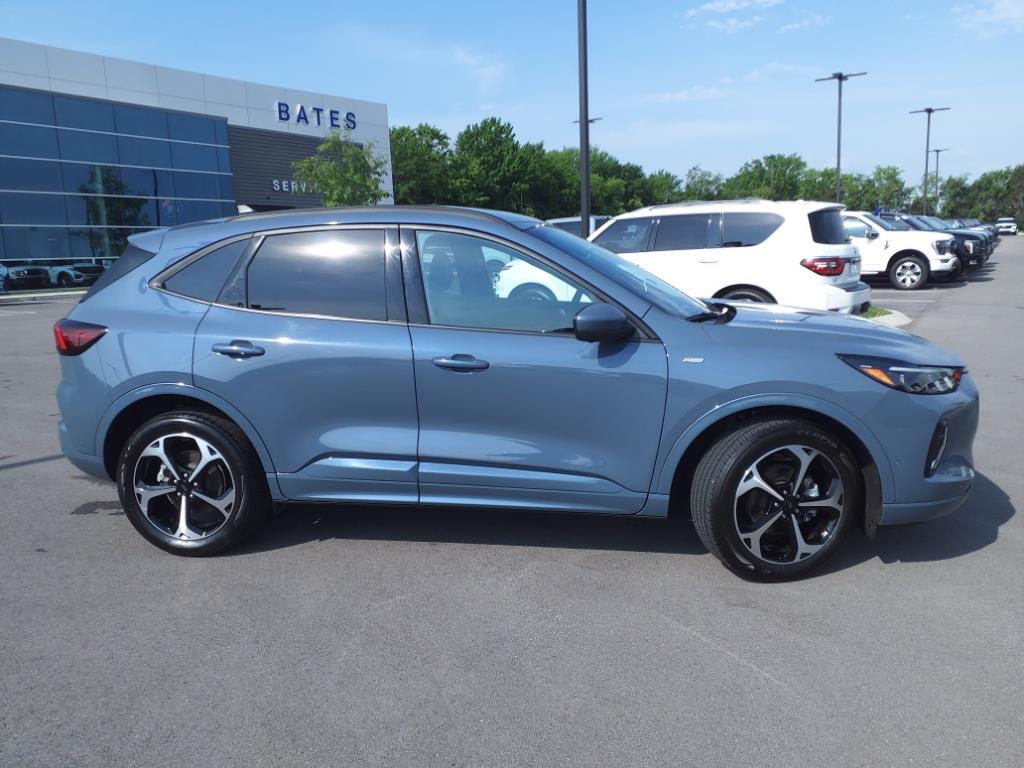 2023 Ford Escape ST-Line Elite photo 2