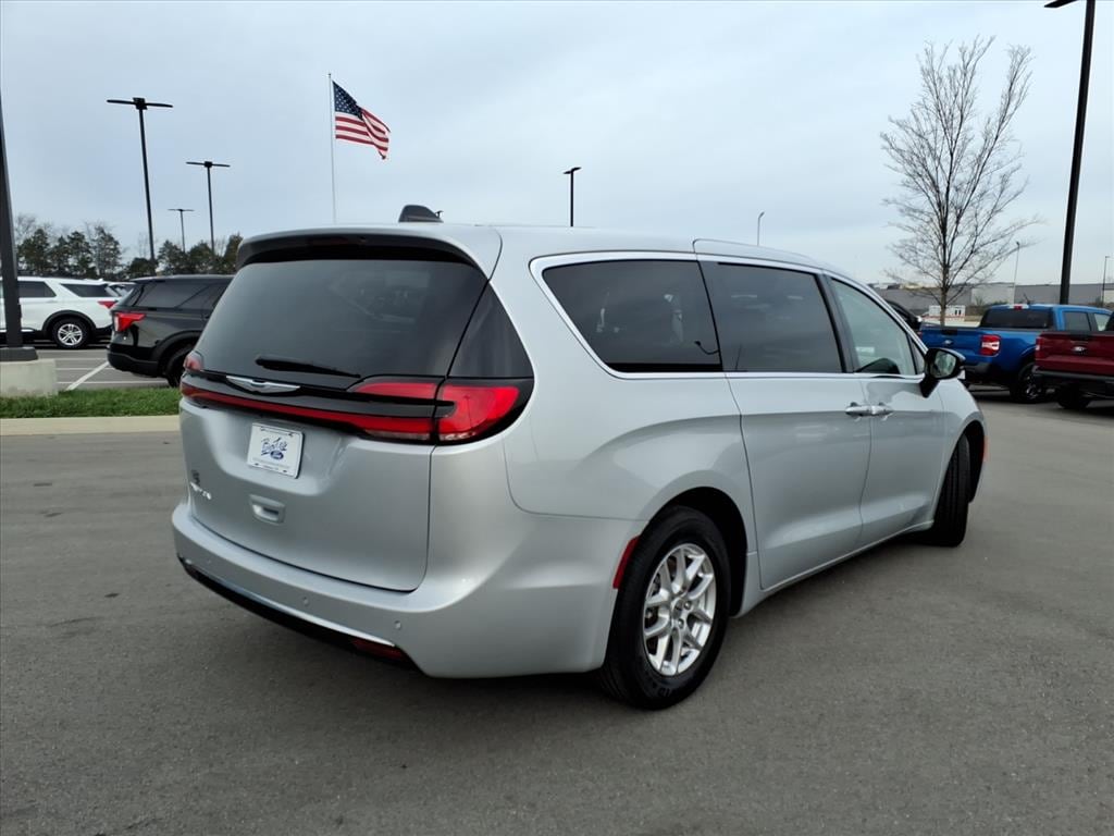 Used 2024 Chrysler Pacifica Touring L Minivan/Van
