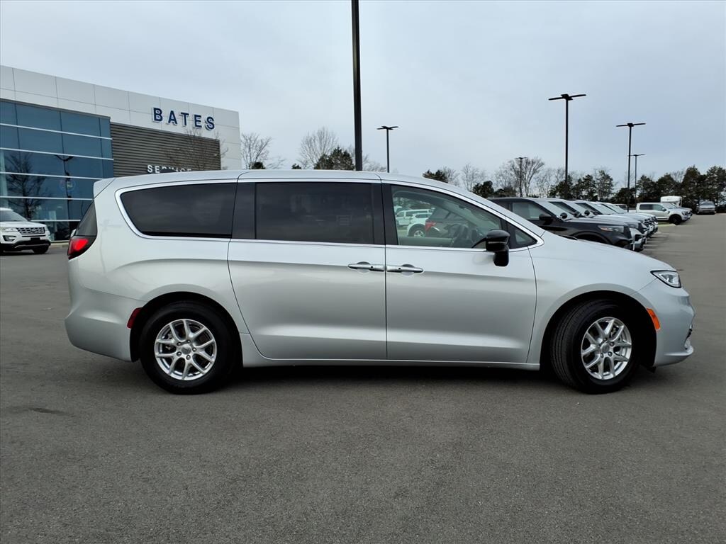 Used 2024 Chrysler Pacifica Touring L Minivan/Van