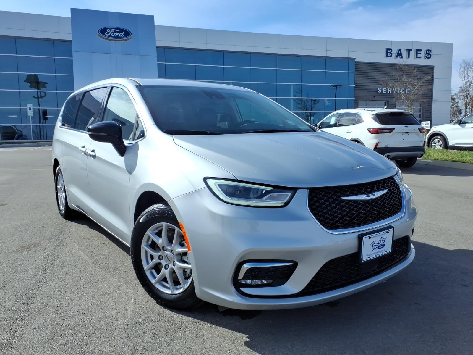 2024 Chrysler Pacifica Touring L's photo