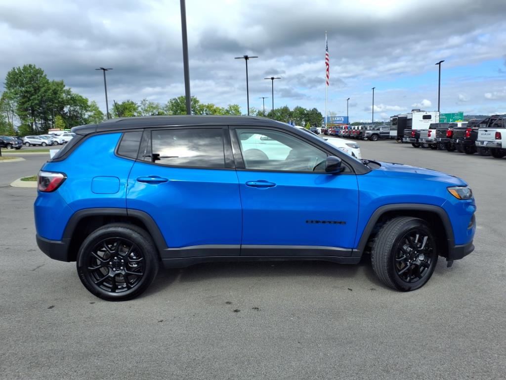 2024 Jeep Compass Latitude photo 2