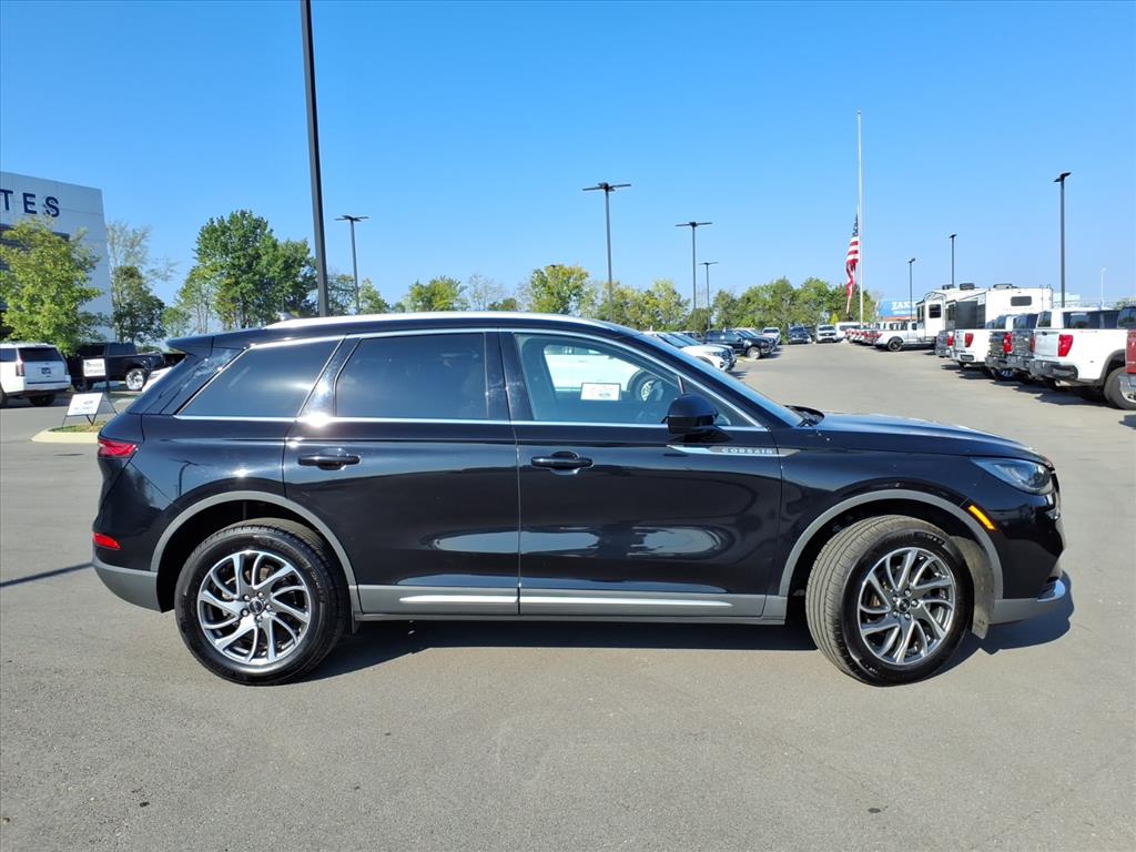 2022 Lincoln Corsair Standard photo 2