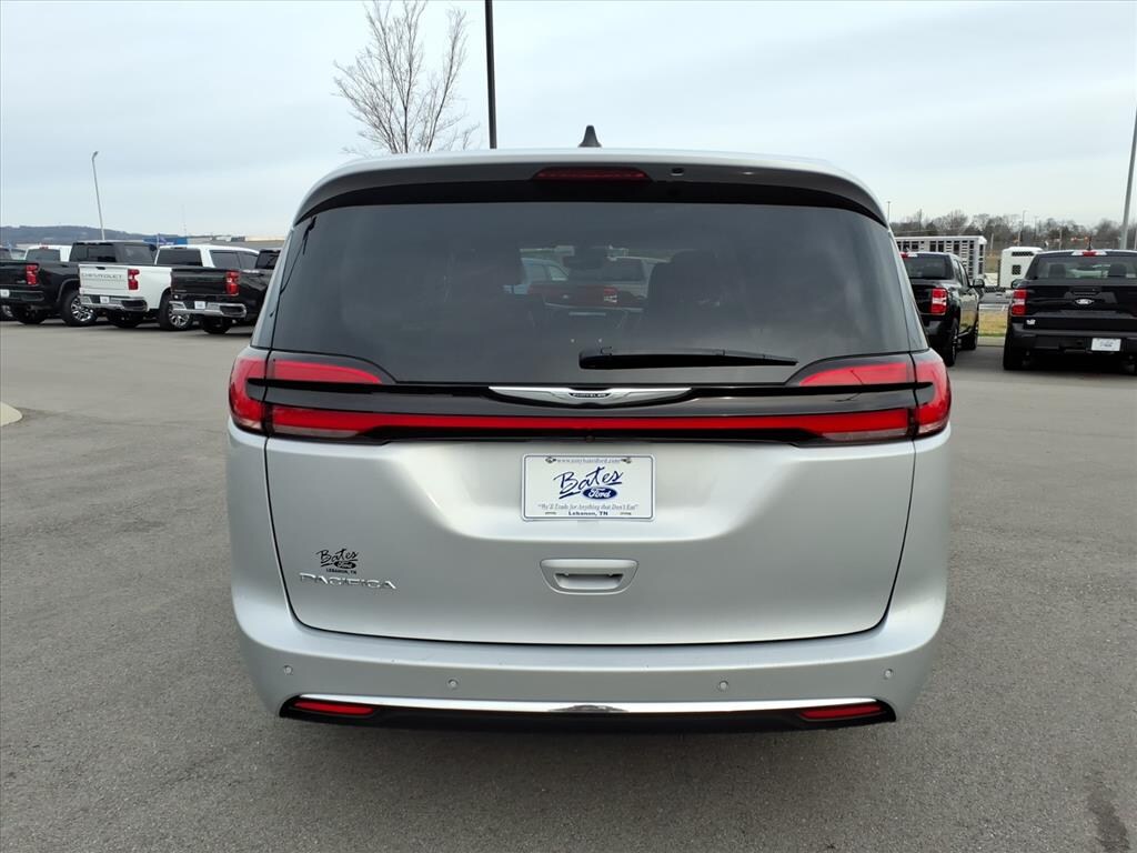 Used 2024 Chrysler Pacifica Touring L Minivan/Van