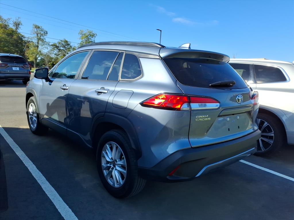 2024 Toyota Corolla Cross LE photo 2