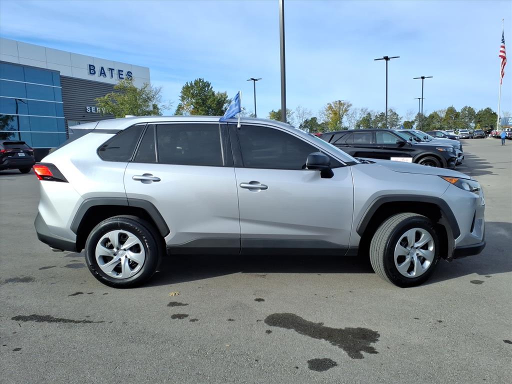 2022 Toyota RAV4 LE photo 2