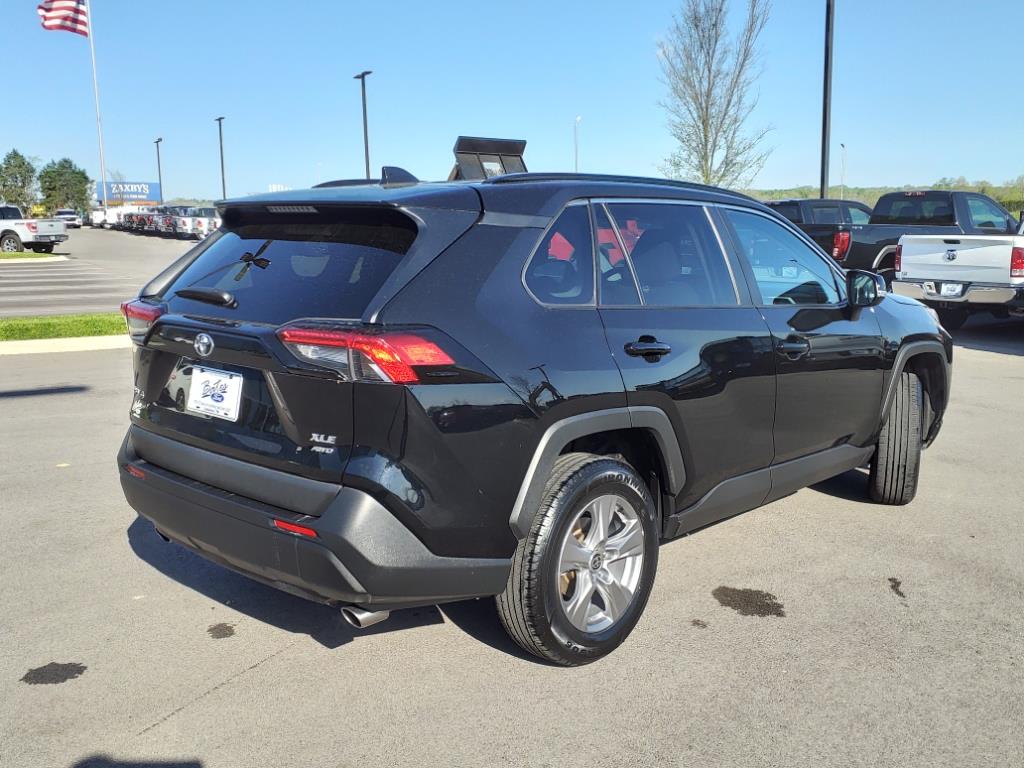2024 Toyota RAV4 XLE photo 3