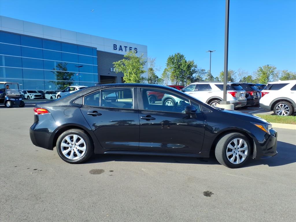 2022 Toyota Corolla LE photo 2