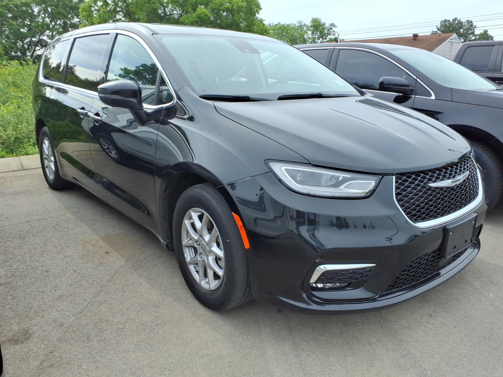 2023 Chrysler Pacifica Touring L's photo