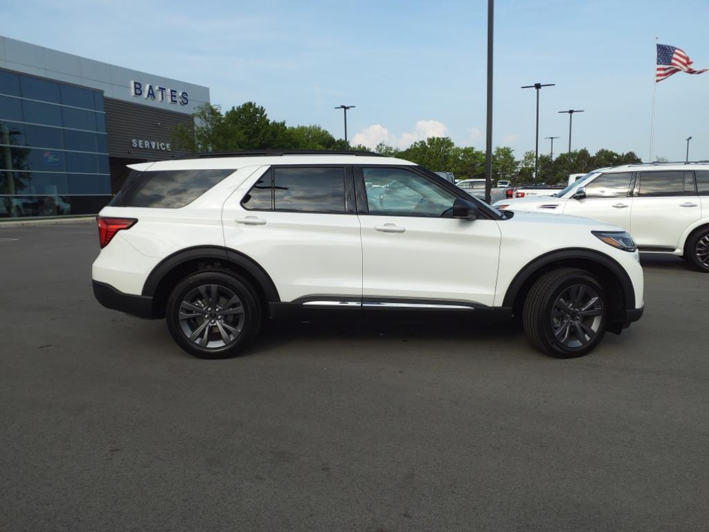 2025 Ford Explorer photo 2