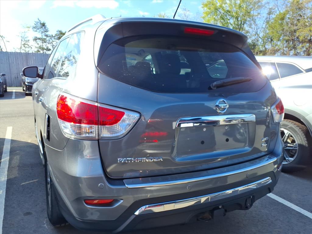 2016 Nissan Pathfinder SL photo 3