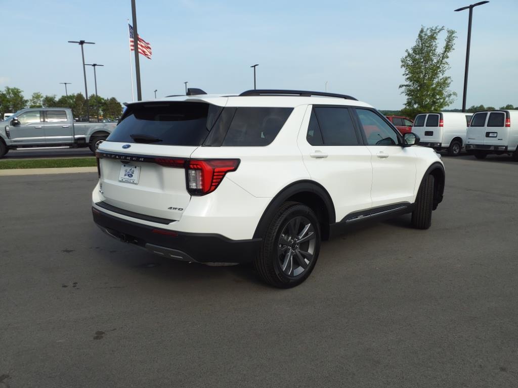2025 Ford Explorer photo 3