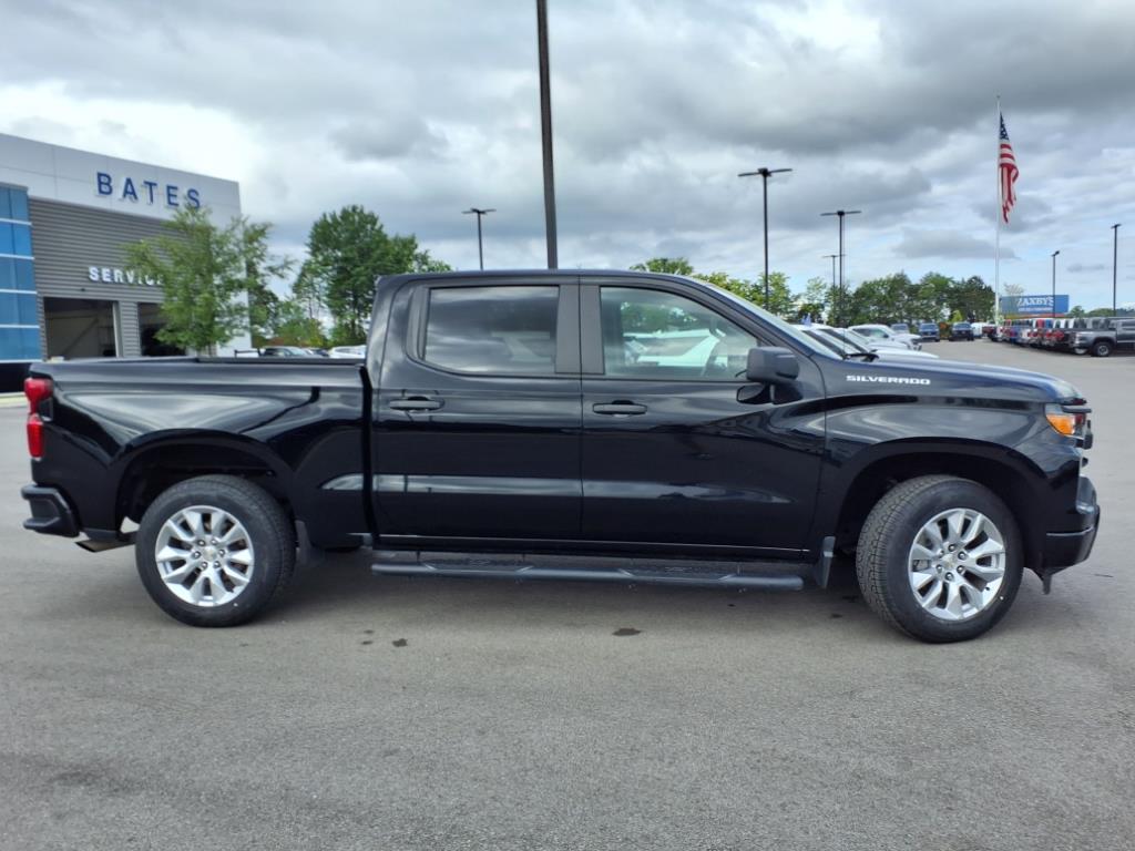 2022 Chevrolet Silverado 1500 Custom photo 2