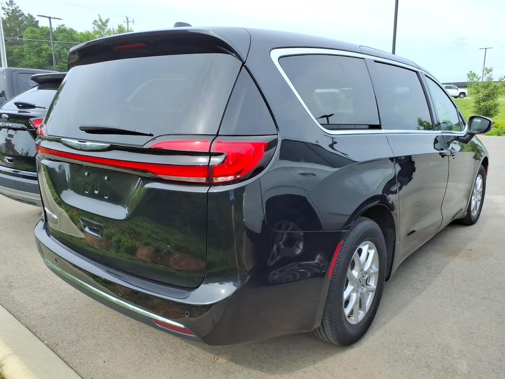 Used 2023 Chrysler Pacifica Touring L Minivan/Van