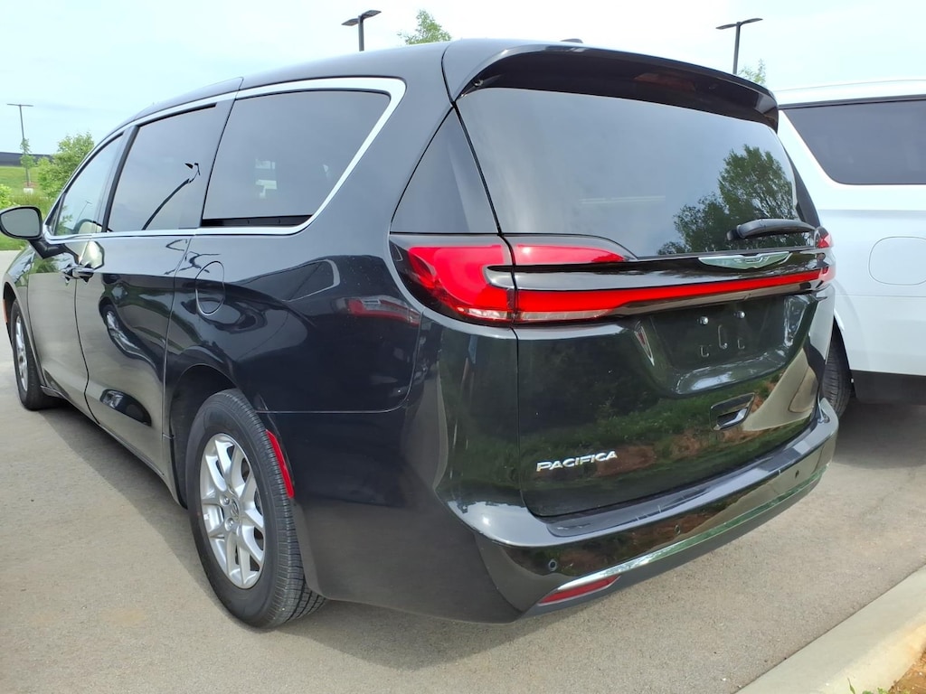 Used 2023 Chrysler Pacifica Touring L Minivan/Van