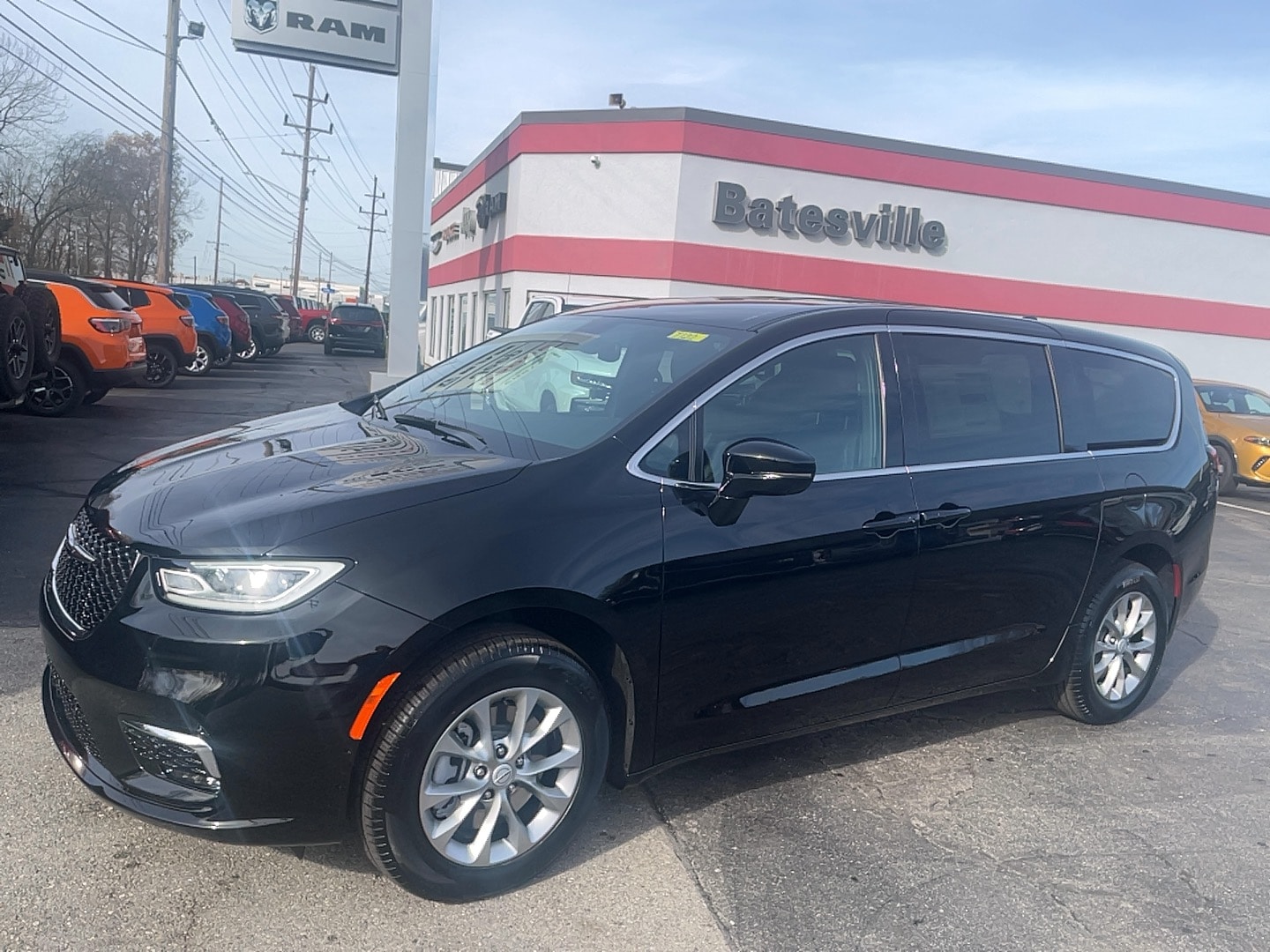2026 Chrysler Pacifica Select's photo