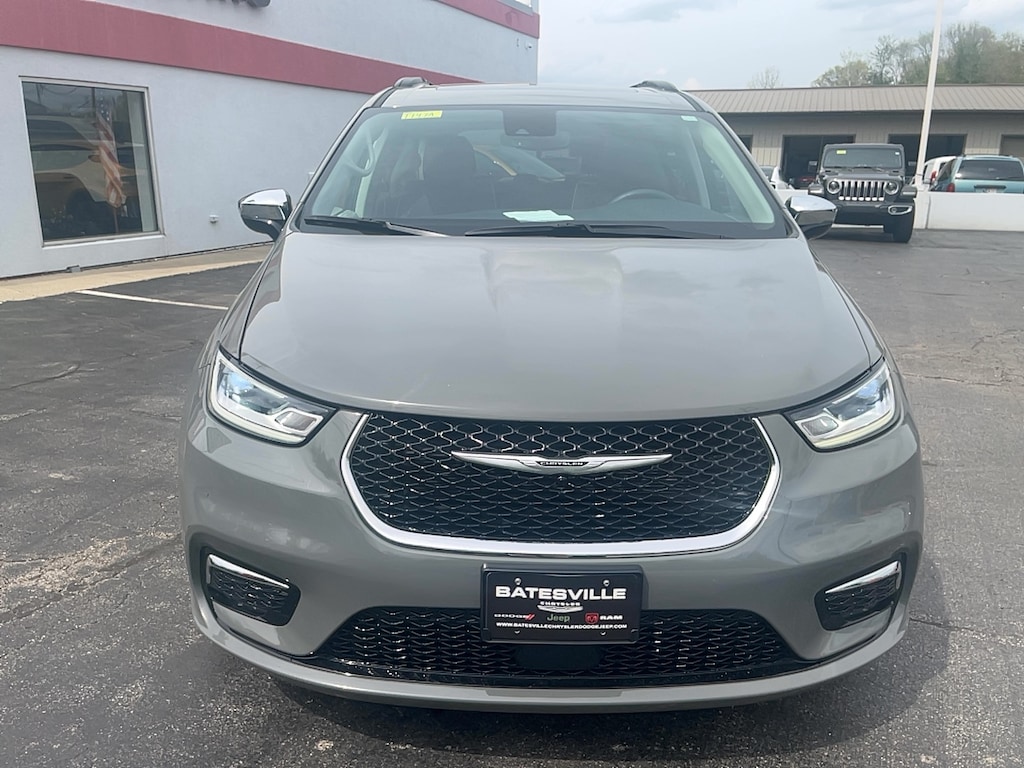 Used 2023 Chrysler Pacifica Limited Minivan/Van