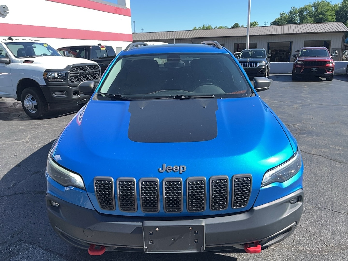 Used 2019 Jeep Cherokee Trailhawk with VIN 1C4PJMBX0KD214950 for sale in Batesville, IN