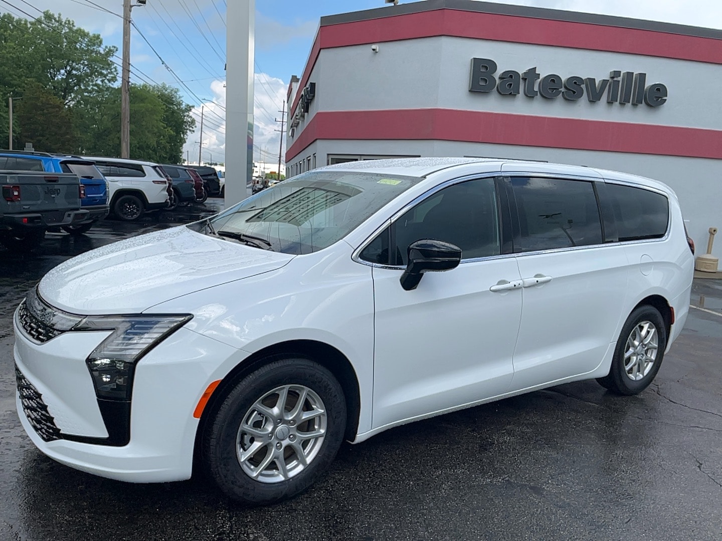 2027 Chrysler Pacifica Select's photo