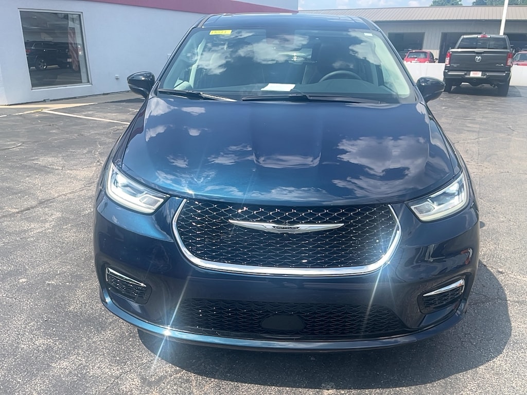 Used 2024 Chrysler Pacifica Limited Minivan/Van