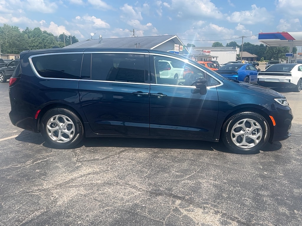 Used 2024 Chrysler Pacifica Limited Minivan/Van