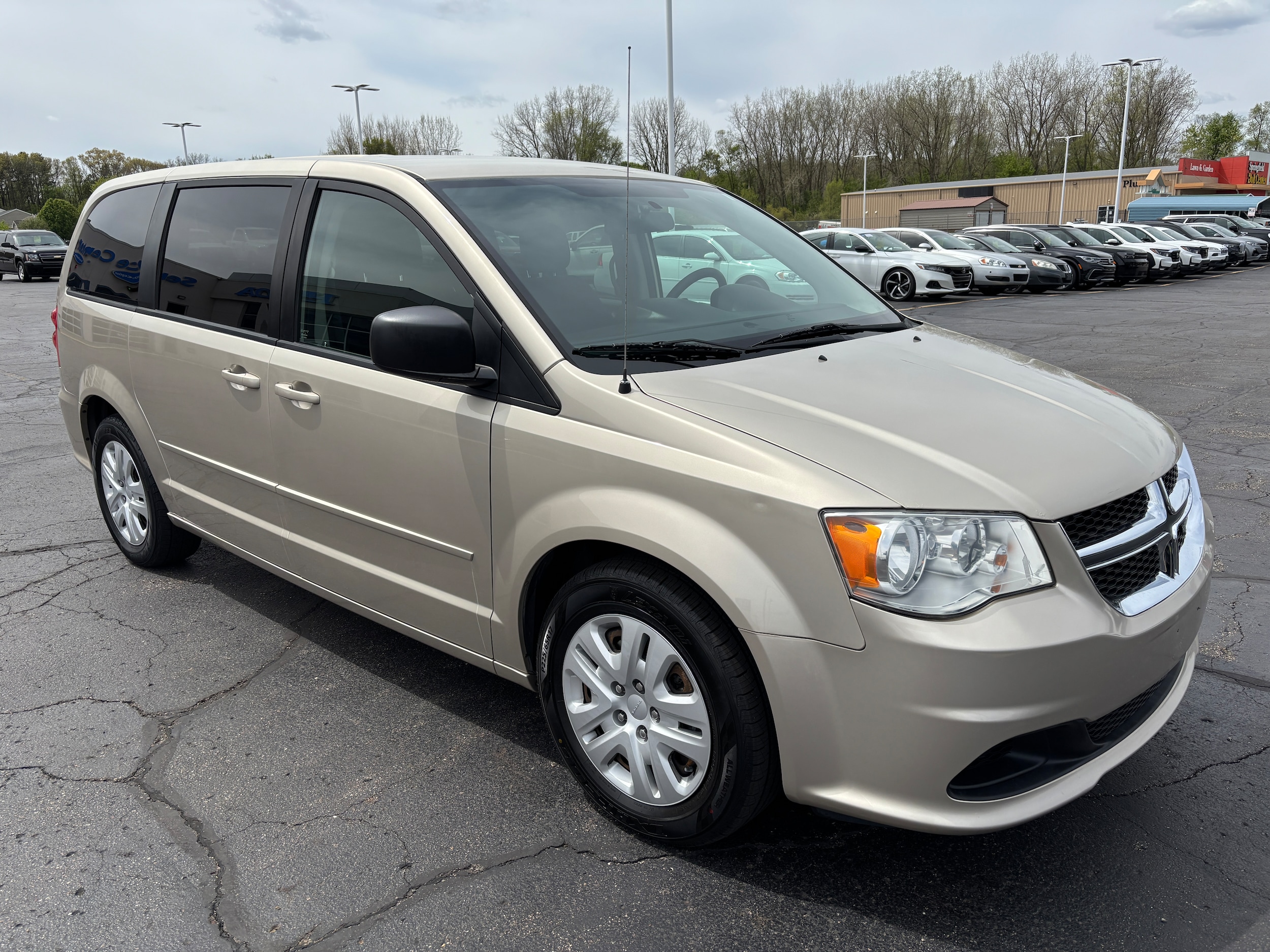 Used 2015 Dodge Grand Caravan SE with VIN 2C4RDGBGXFR507257 for sale in Springfield, MI