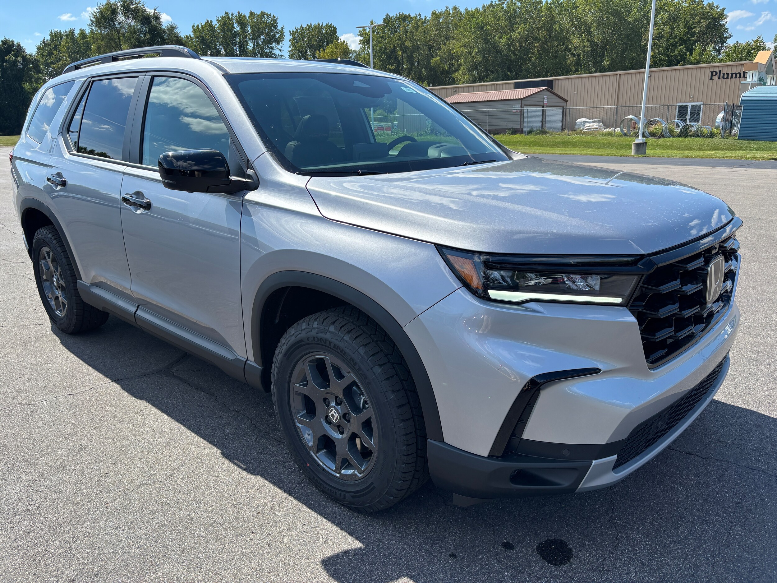 2025 Honda Pilot TrailSport photo 2