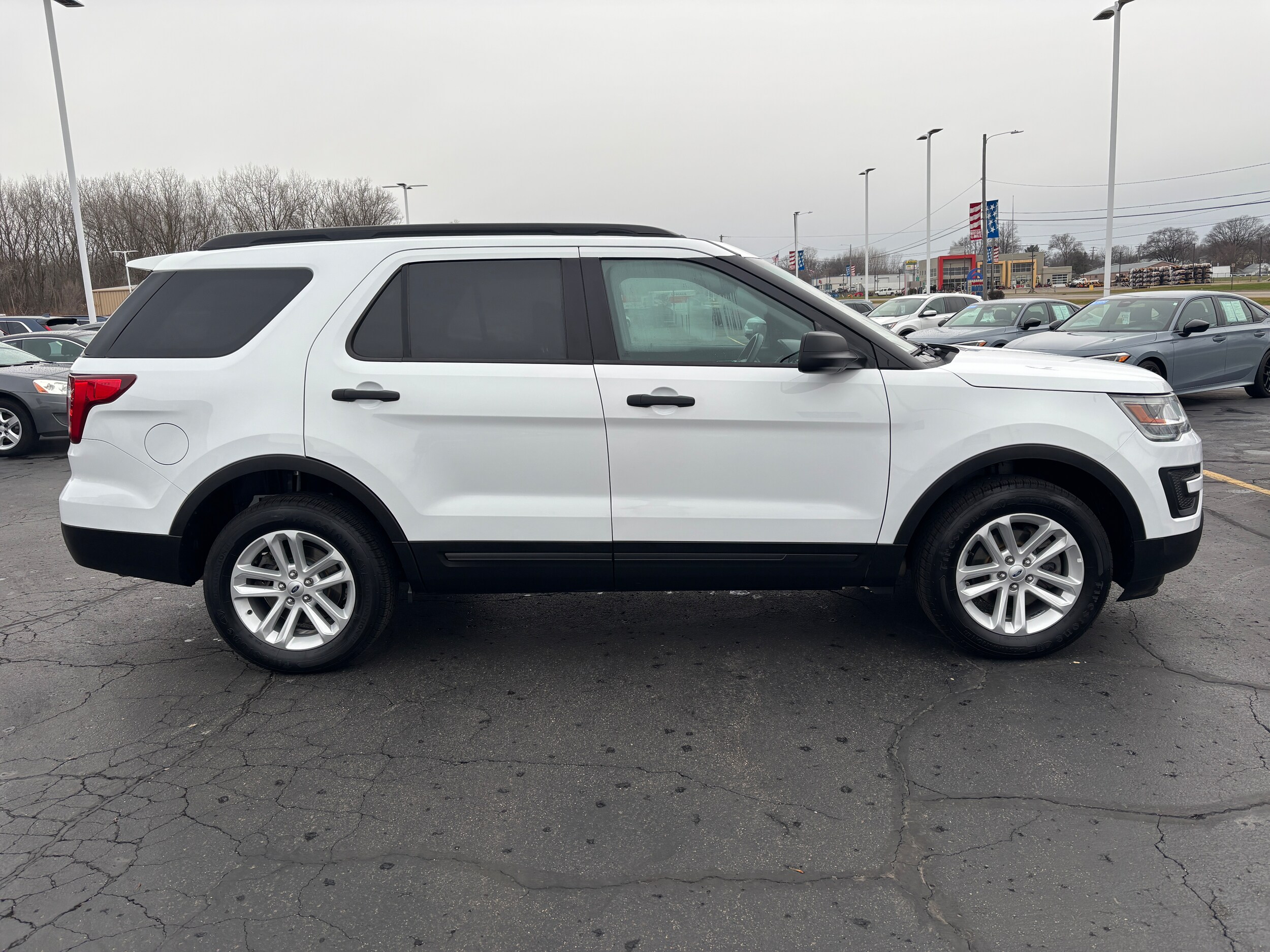 2016 Ford Explorer Base photo 3