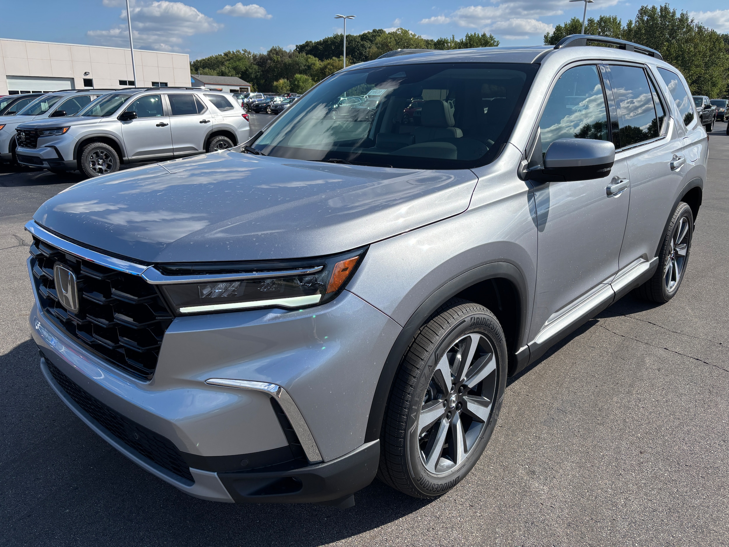 2025 Honda Pilot Touring photo 2