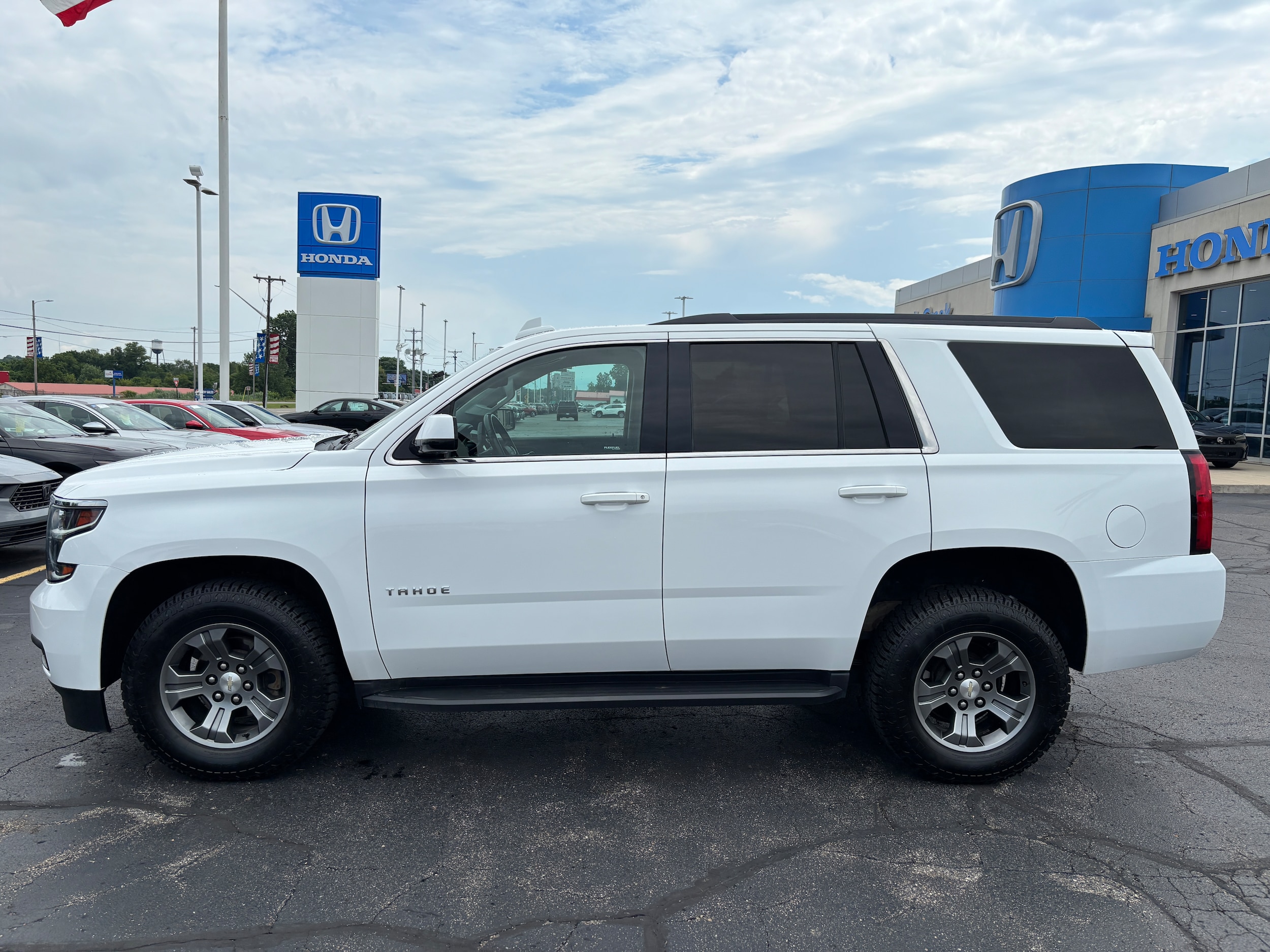 Summit White 2018 Chevrolet Tahoe SUV / Crossover Four-Wheel Drive 6-Speed Automatic