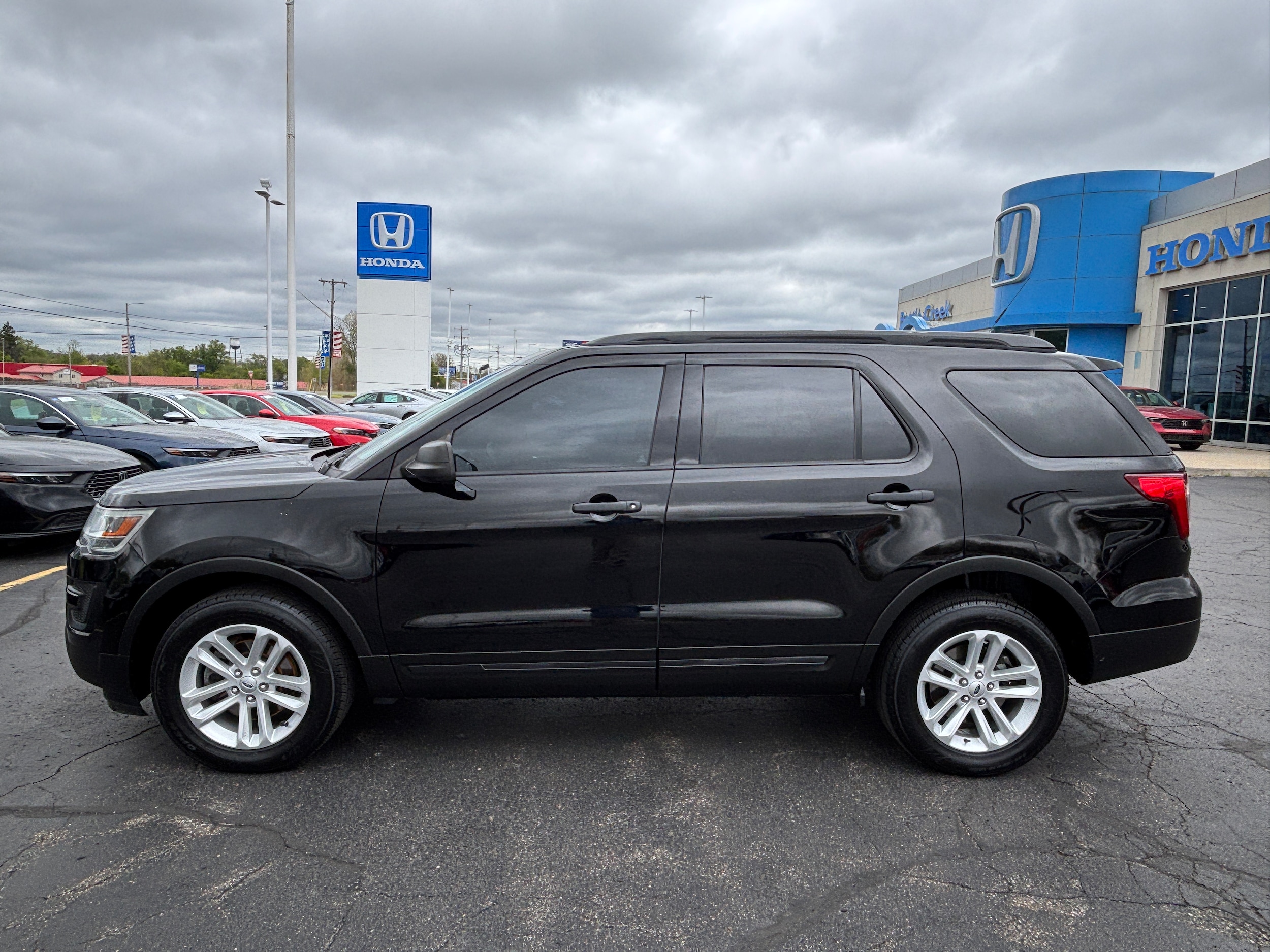2017 Ford Explorer Base 4WD's photo