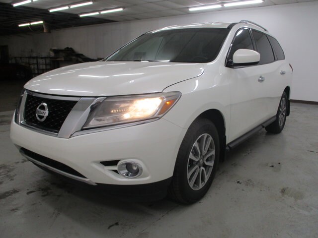 2016 Nissan Pathfinder SV photo 3