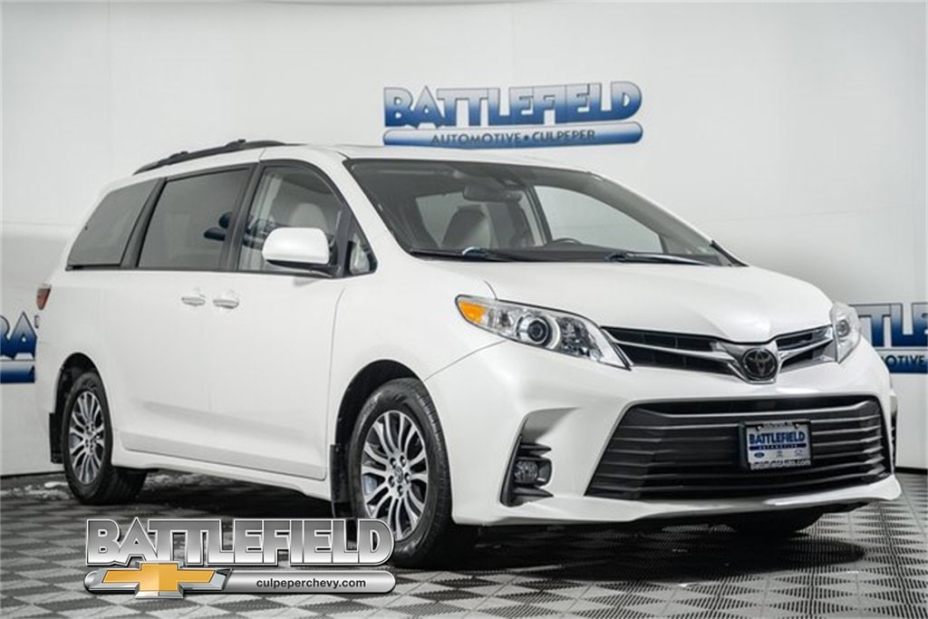 2018 Toyota Sienna XLE Premium's photo