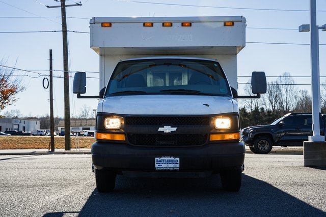 2009 Chevrolet Express 3500 Work Van Cutaway photo 2