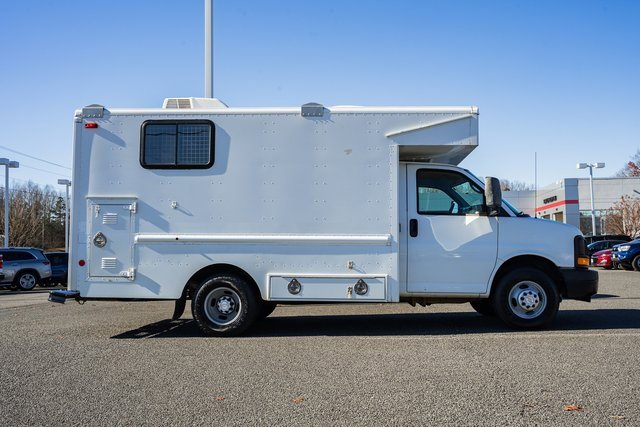 2009 Chevrolet Express 3500 Work Van Cutaway photo 3