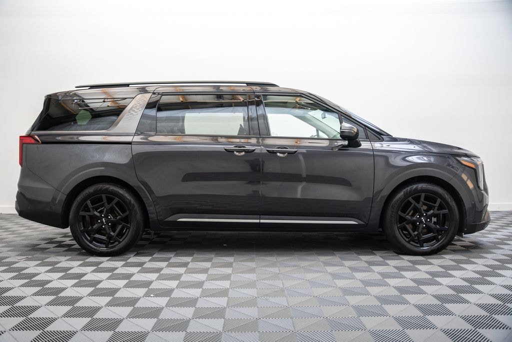 Used 2025 Kia Carnival SX Minivan/Van