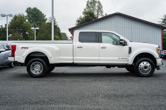 2017 Ford F-450 Platinum photo 3