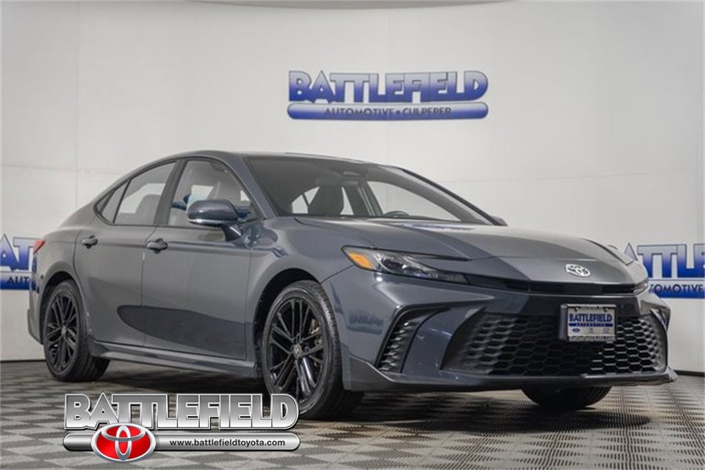 2025 Toyota Camry SE's photo