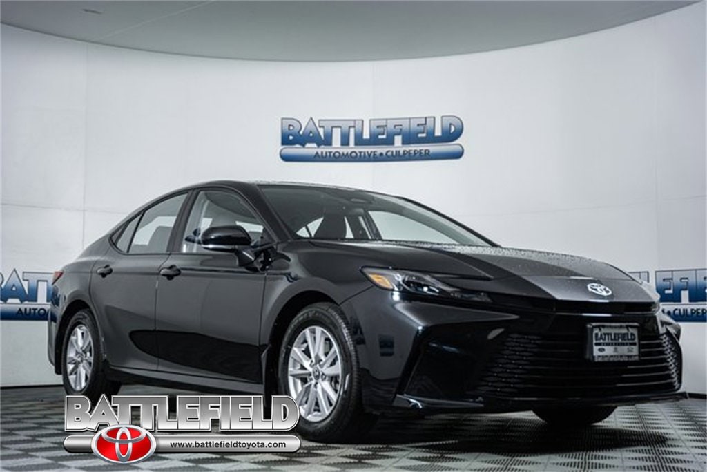 2025 Toyota Camry LE's photo