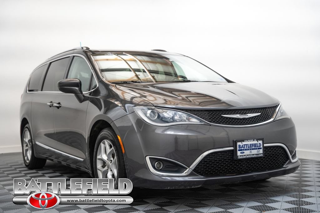 2017 Chrysler Pacifica Touring-L Plus's photo