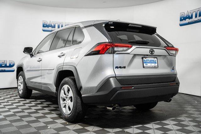 2025 Toyota RAV4 LE photo 4