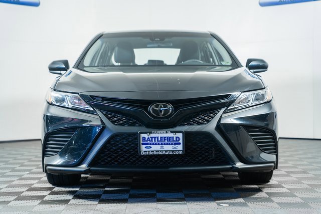 2018 Toyota Camry SE photo 2