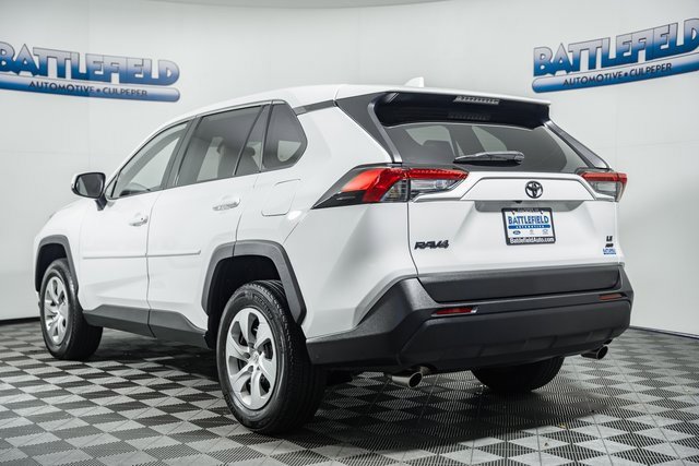 2023 Toyota RAV4 LE photo 2