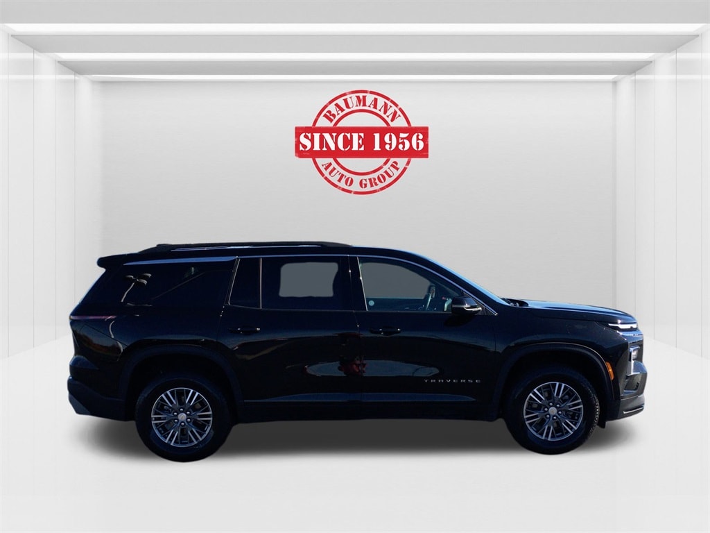 Used 2025 Chevrolet Traverse LT SUV