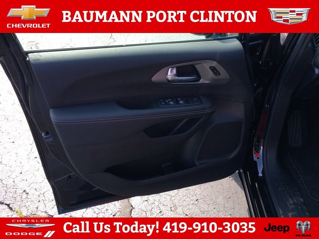 New 2026 Chrysler Pacifica SELECT AWD Passenger Van