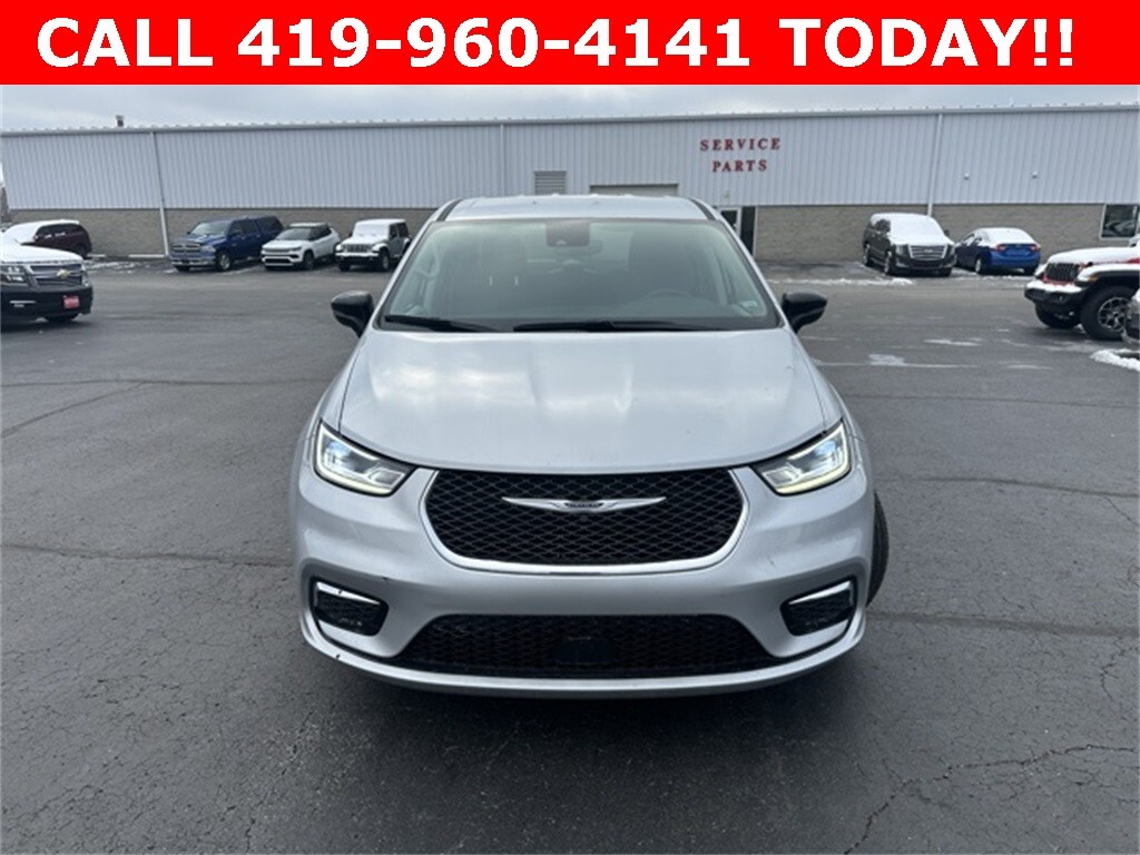 Used 2024 Chrysler Pacifica Touring L Minivan/Van