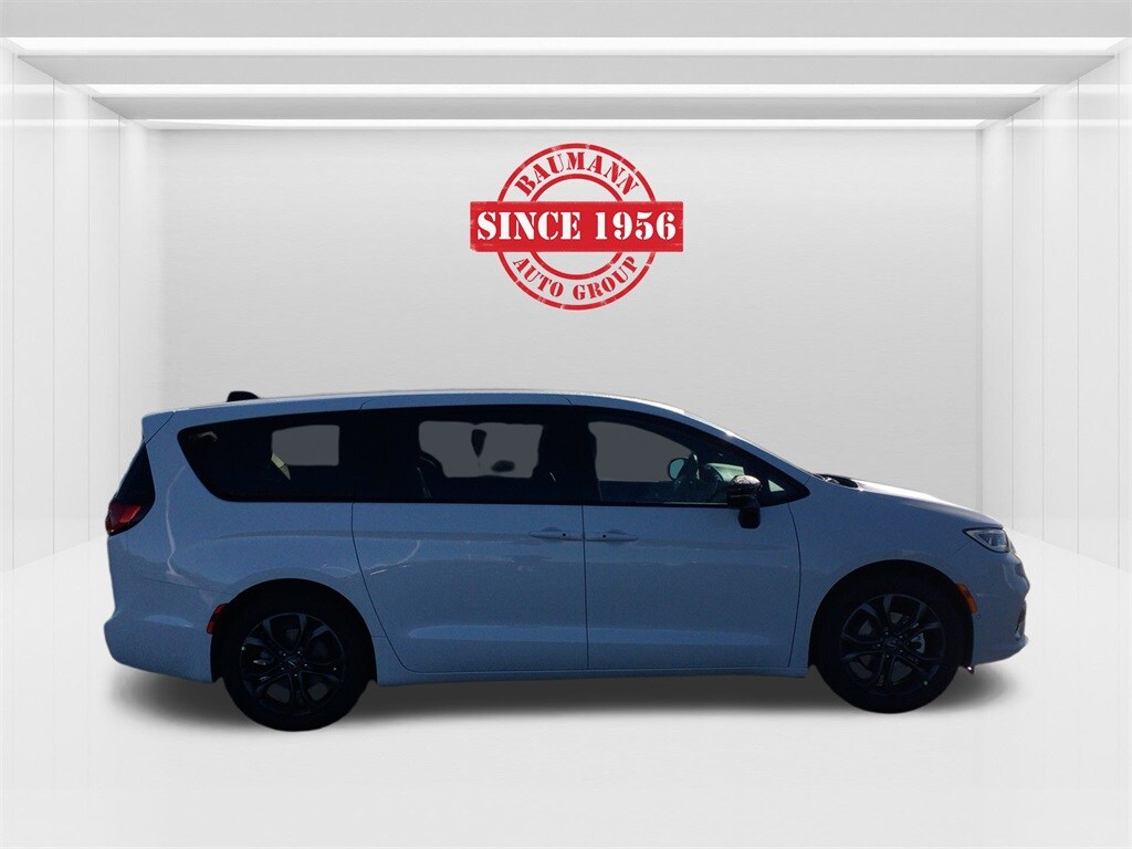 2026 Chrysler Pacifica photo 4