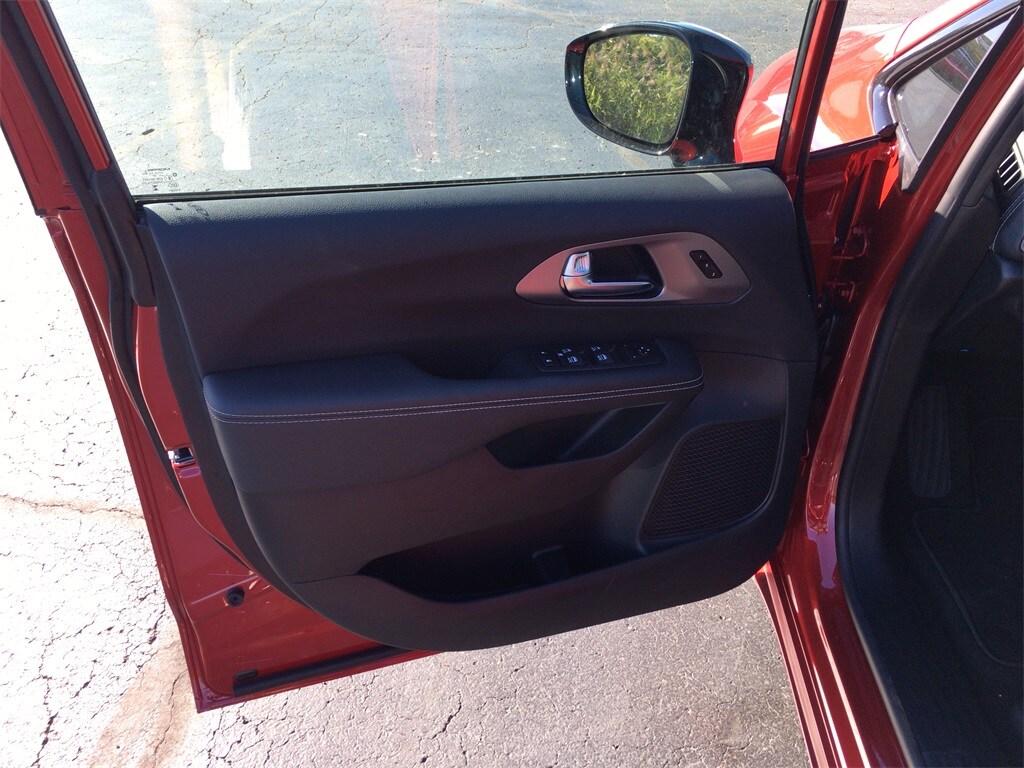 2026 Chrysler Pacifica photo 2