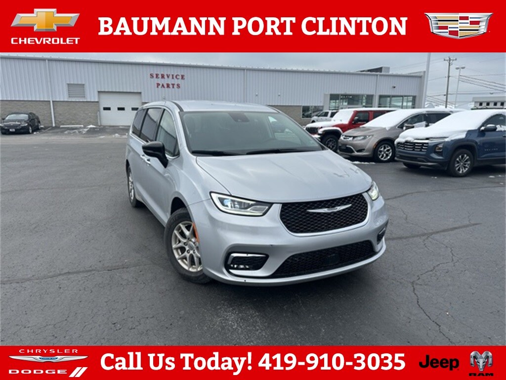 Used 2024 Chrysler Pacifica Touring L Minivan/Van