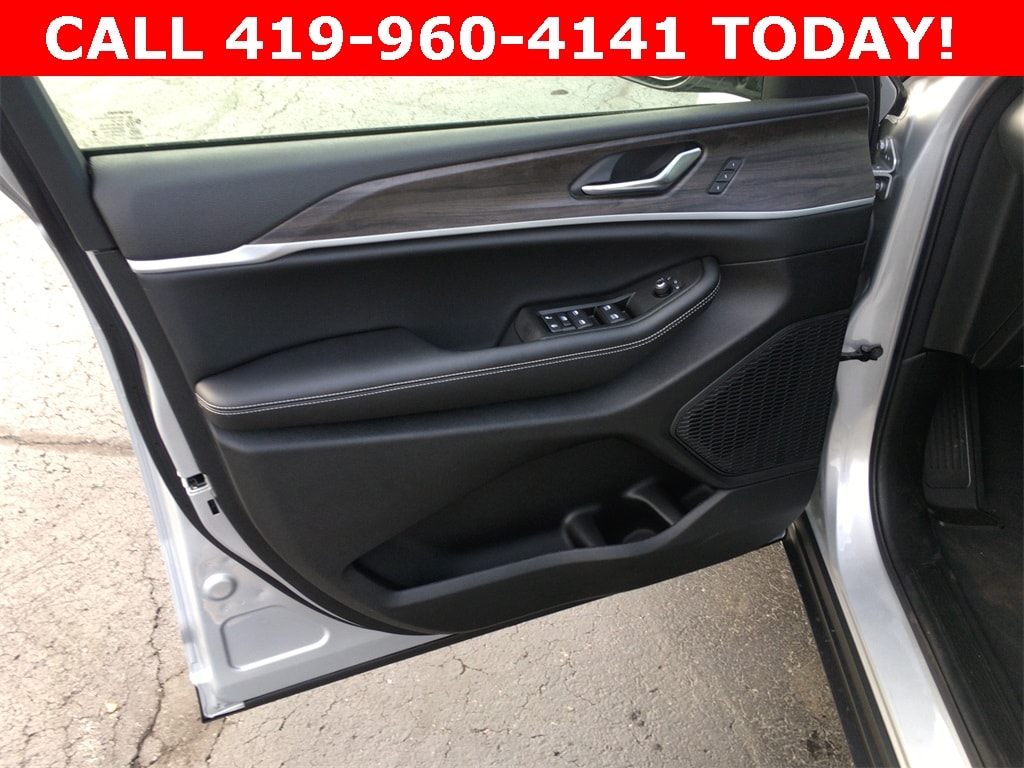 New 2025 Jeep Grand Cherokee L LIMITED 4X4 Sport Utility