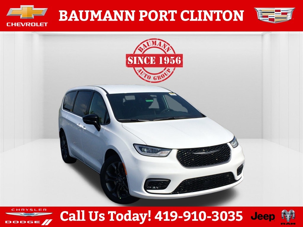 2026 Chrysler Pacifica Select's photo